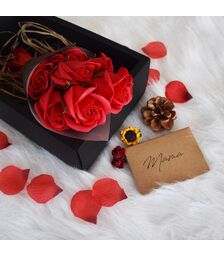 Red Rose Black Box – 7 Κόκκινα Τριαντάφυλλα σε Μαύρο Κουτί – Μια Ρομαντική Έκπληξη
